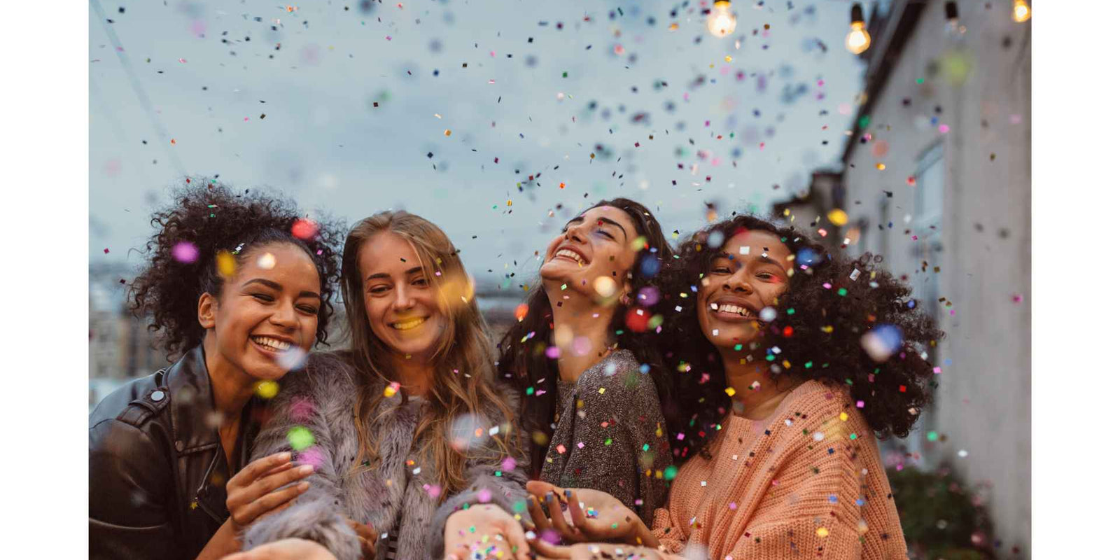 Groupe de jeunes filles quirient ensemble sous la pluie